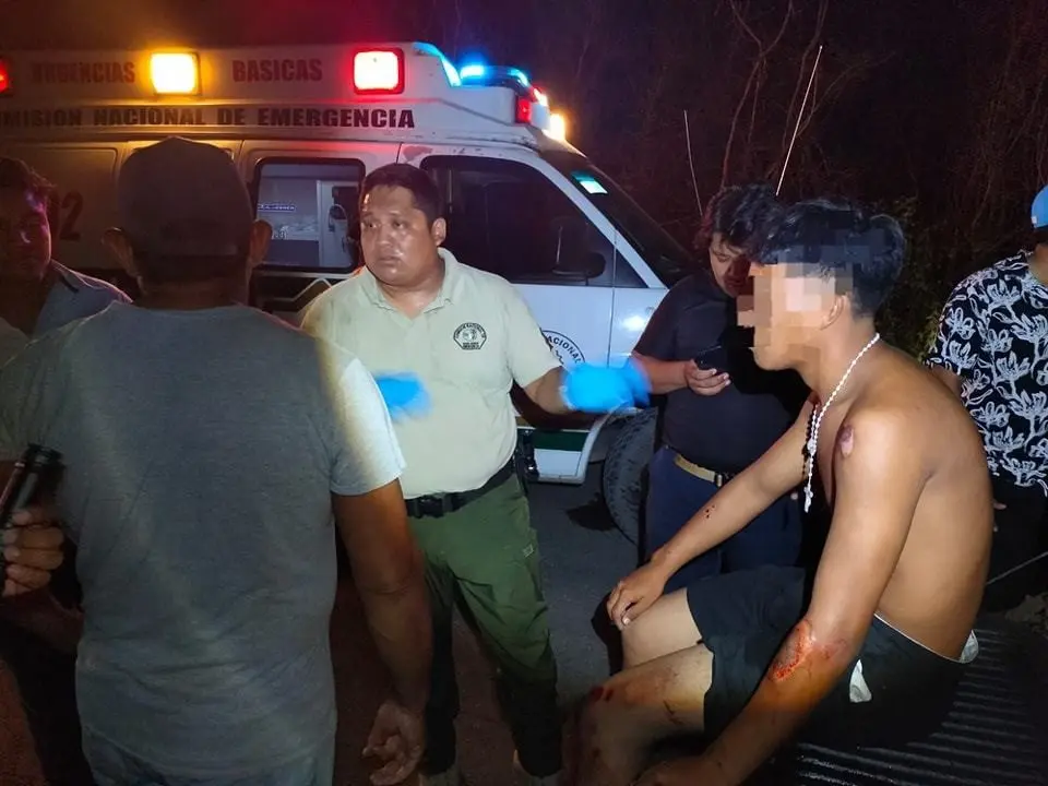 Dos personas resultaron lesionadas luego de chocar en la vía  Cacalchén - Bokobá la noche del pasado lunes.- Foto de redes sociales