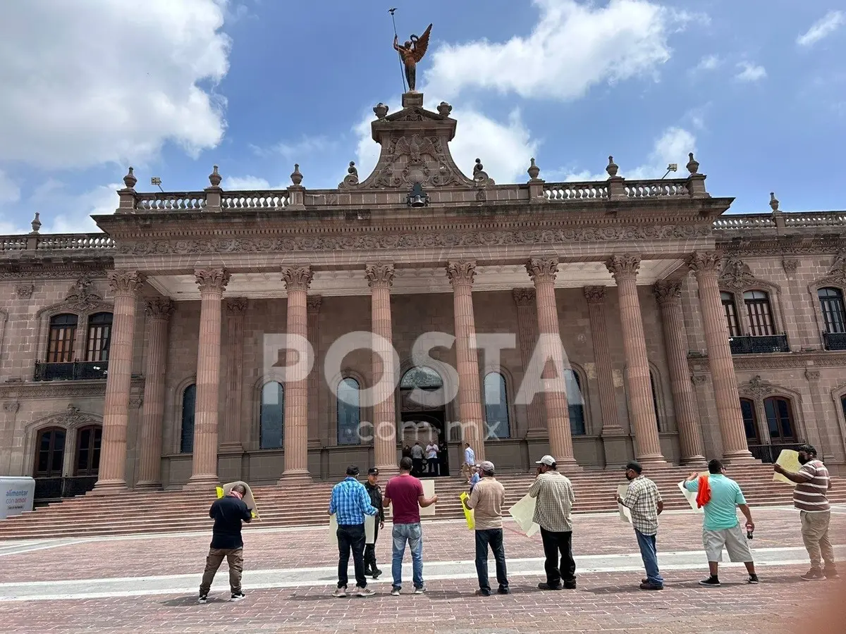 Un grupo de taxistas de plataforma protesta frente al Palacio de Gobierno del Estado y exigen la renuncia de un empleado del Instituto de Movilidad. Foto: Rosy Sandoval