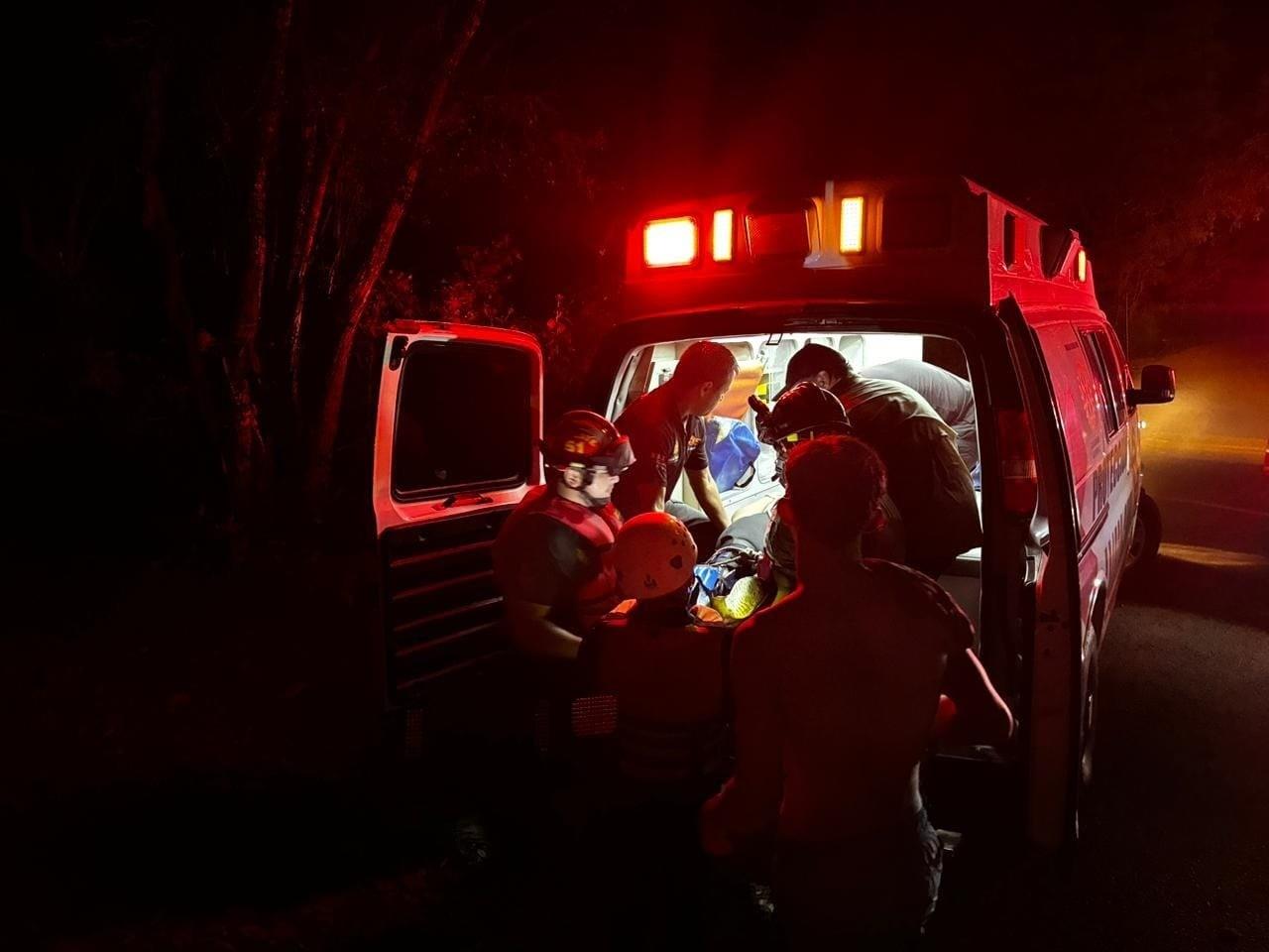 La mujer siendo trasladada por paramédicos a un hospital para ser atendida. Foto: Protección Civil de Nuevo León.