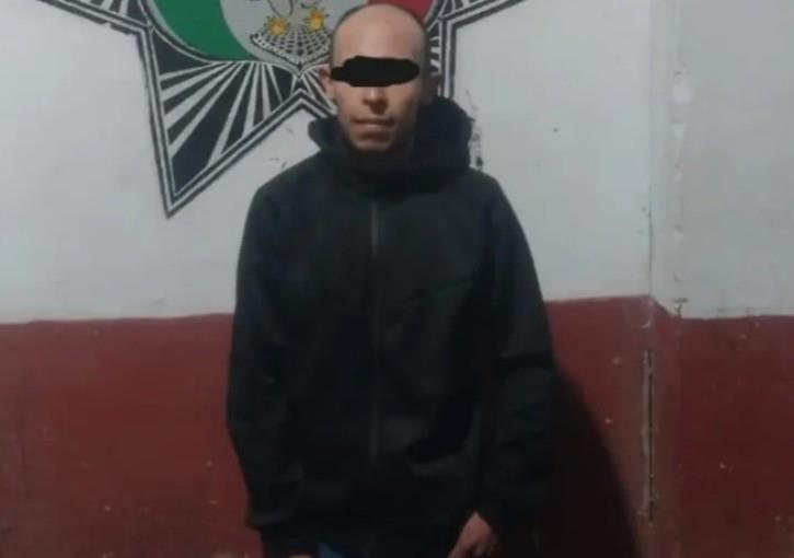 El hombre acusado de grabar indebidamente a las mujeres en los baños tras ser detenido. Foto: Secretaría de Seguridad Pública de Hidalgo.