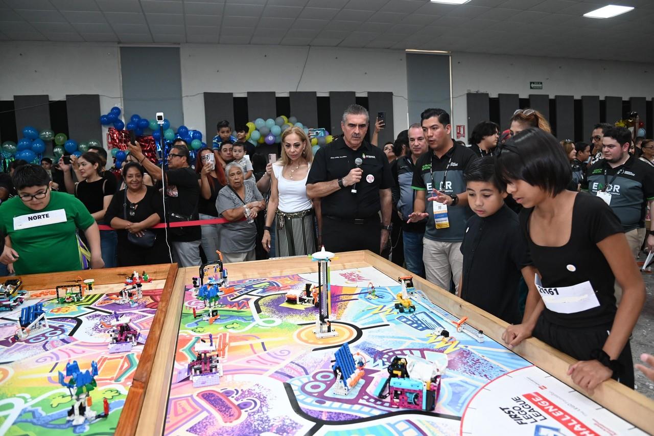 El alcalde César Garza junto a los alumnos de Escuela Municipal de Robótica. Foto: Gobierno de Apodaca