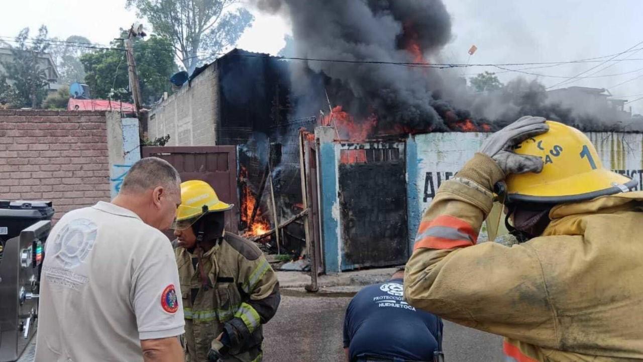 El fuego se extendió rápidamente y consumió la vivienda, donde no se reportaron lesionados. Foto: PC de Huehuetoca