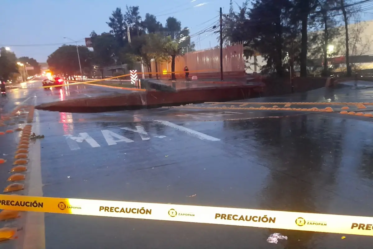 Se forma un socavón en Jalisco. Créditos: X @HectorXkamylla.