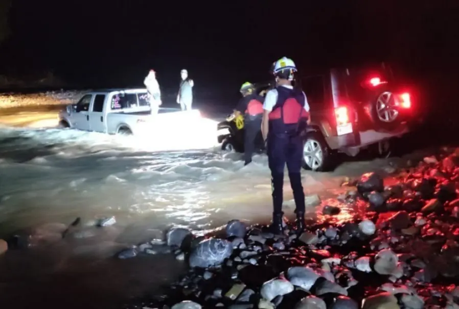 Elementos de Protección Civil de Nuevo León rescatando a los 15 jovenes. Foto: Protección Civil de Nuevo León.