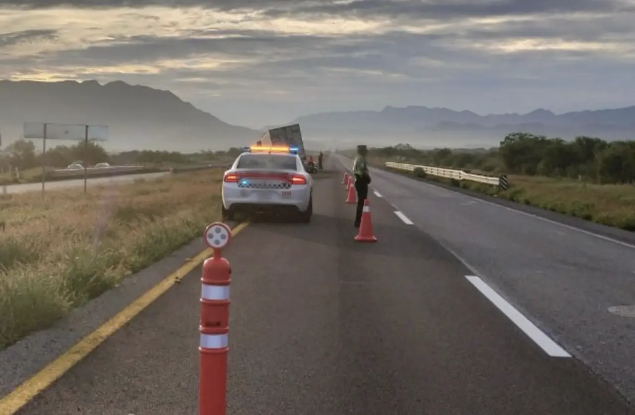 Elemento de Guardia Nacional resguarda un carril por accidente en la autopista Saltillo-Torreón. Foto: Guardia Nacional