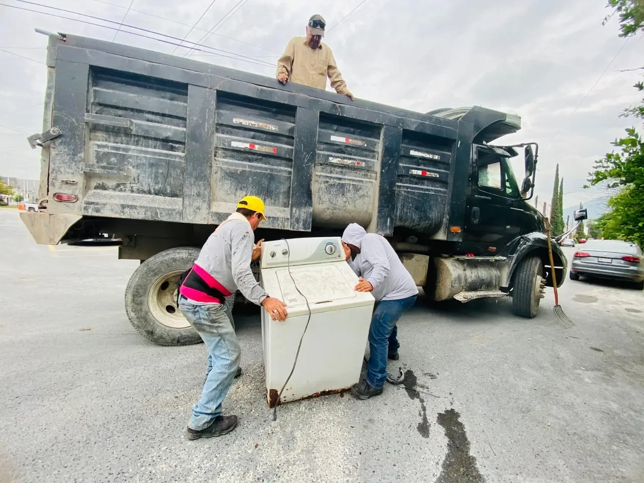 Trabajadores del municipio llevando a cabo la limpieza en colonias de Santa Catarina. Foto: Gobierno de Santa Catarina.