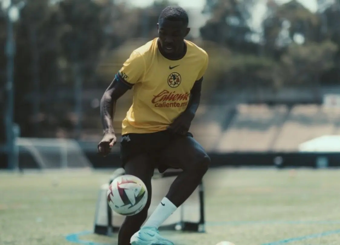 Marcus Thuram entrenando con una playera del América. Foto: X @ElJefeAguila