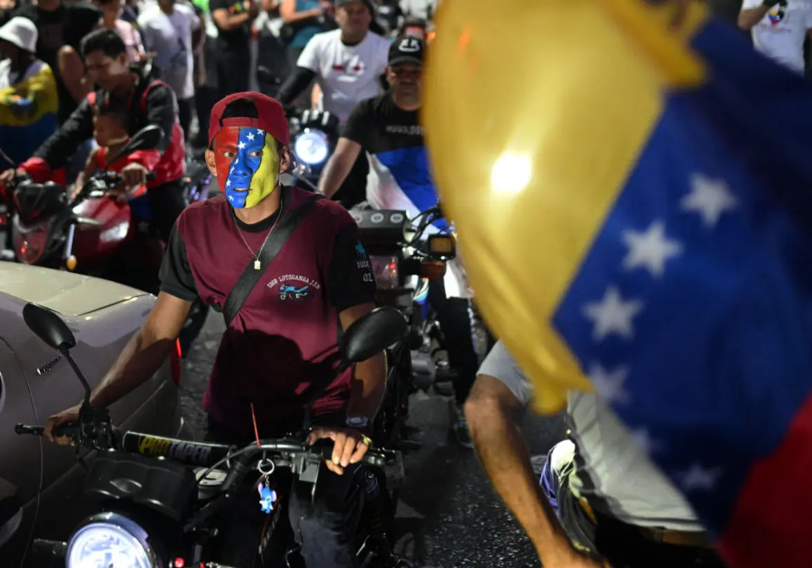 En Caracas, la tensión aumentó cuando simpatizantes de Maduro en motocicletas confrontaron a personas que intentaban entrar al Liceo Andrés Bello para presenciar el conteo de votos. El incidente no dejó heridos ni detenidos. Foto: CNN