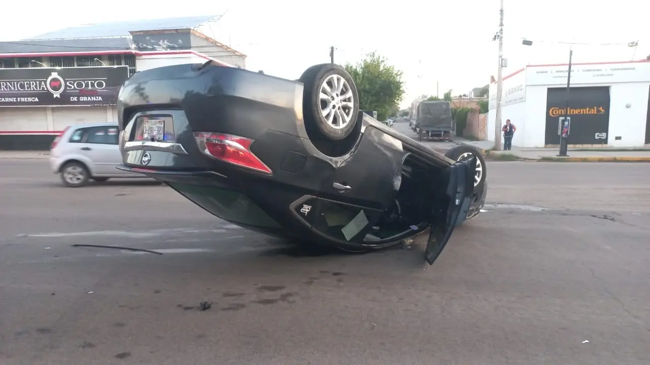 Un conductor que estaba de amanecida volcó su vehículo en la avenida el Factor. Foto: Especial.