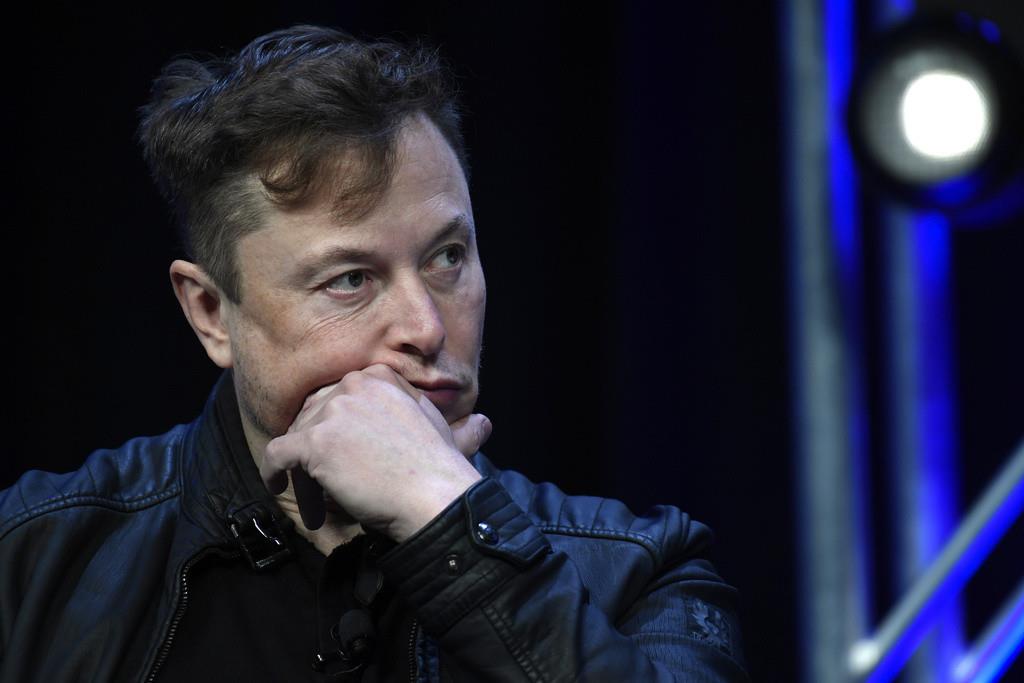 El director general de Tesla y SpaceX, Elon Musk, escucha una pregunta durante un evento en Washington, el 9 de marzo de 2020. (AP Foto/Susan Walsh, Archivo)