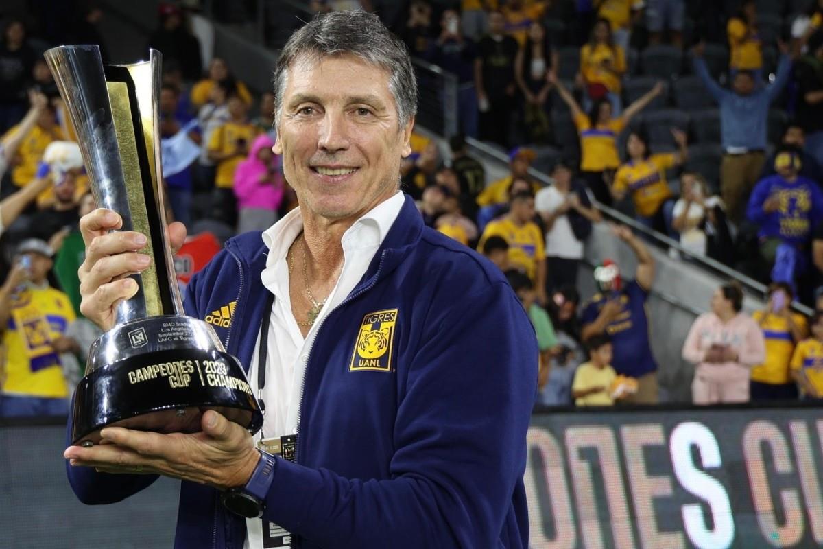 Robert Dante Siboldi levantando la Campeones Cup con Tigres Foto: X(Twitter) @LosSiboldis