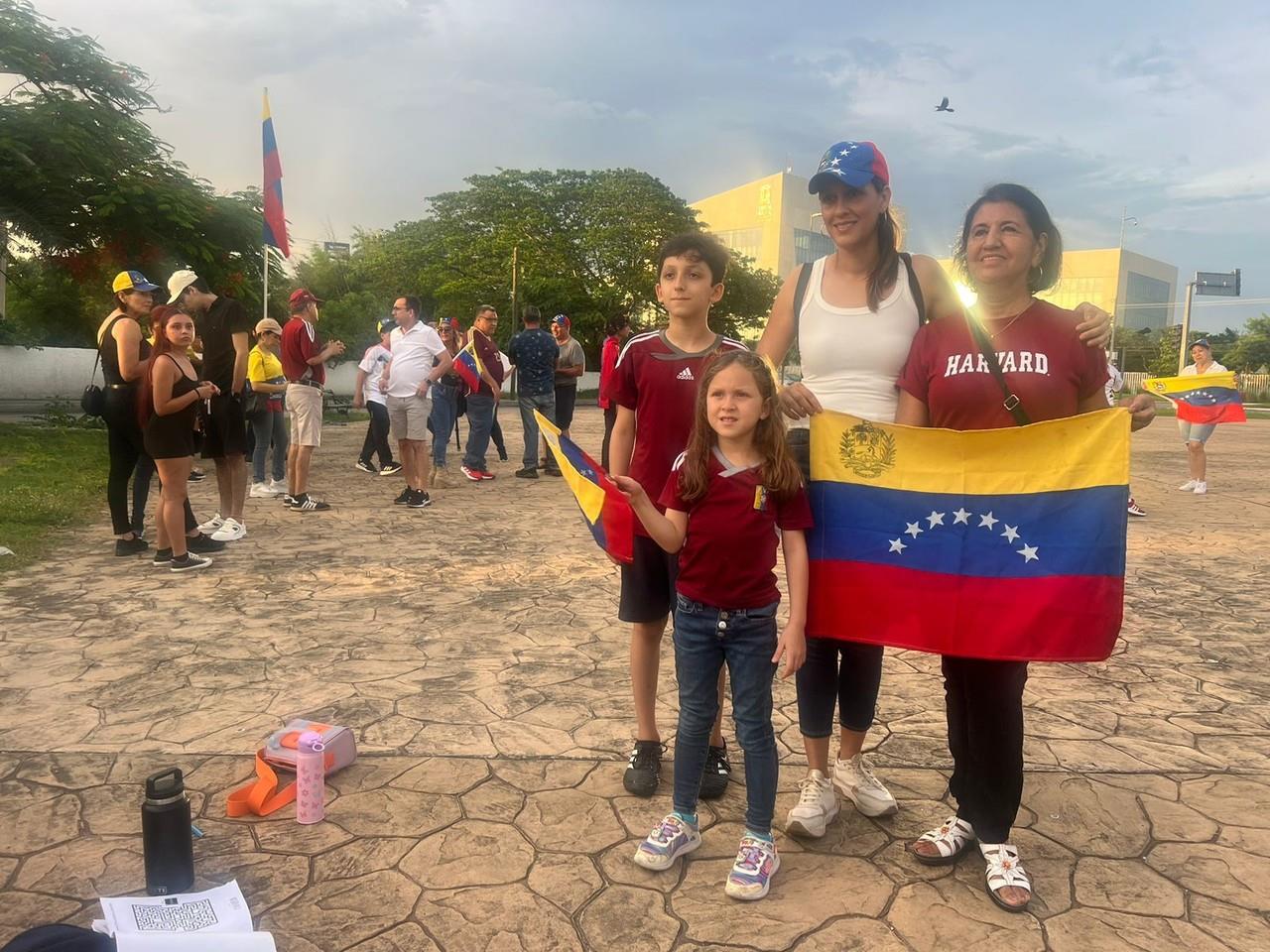 Venezolanos quienes residen en Mérida se reunieron ayer cerca de Plaza Galerías para manifestar su apoyo por el proceso electoral que se vivió en ese país la jornada del domingo.- Foto cortesía