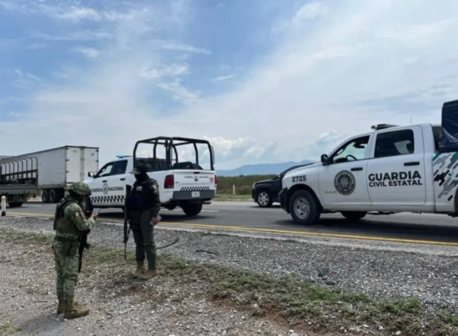 Patrullas de la Guardia Civil de San Luis Potosí cubriendo la zona del enfrentamiento. Foto: Animal Político.