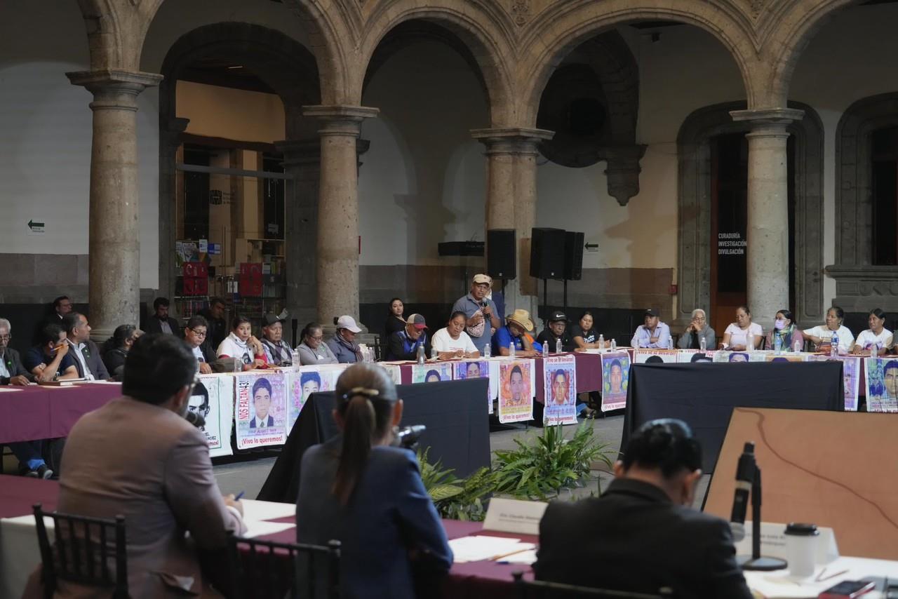 Reunión de Claudia Sheinbaum con los padres y madres de los estudiantes de Ayotzinapa. Foto: @Claudiashein