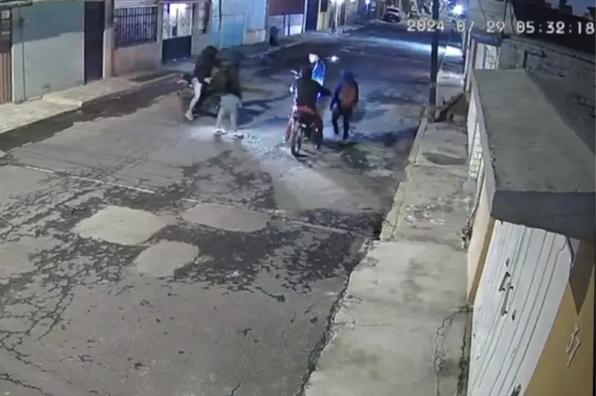 Los delincuentes huyeron de la zona en sus motocicletas. Imagen: Captura de pantalla.