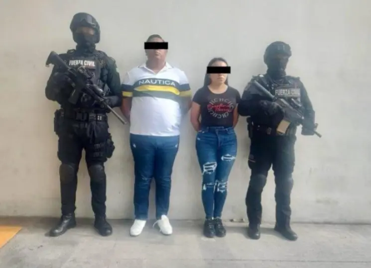 La pareja conformada por un hombre y una mujer tras haber sido detenidos por elementos de Fuerza Civil. Foto: Grupo de Coordinación para la Seguridad de Nuevo León.