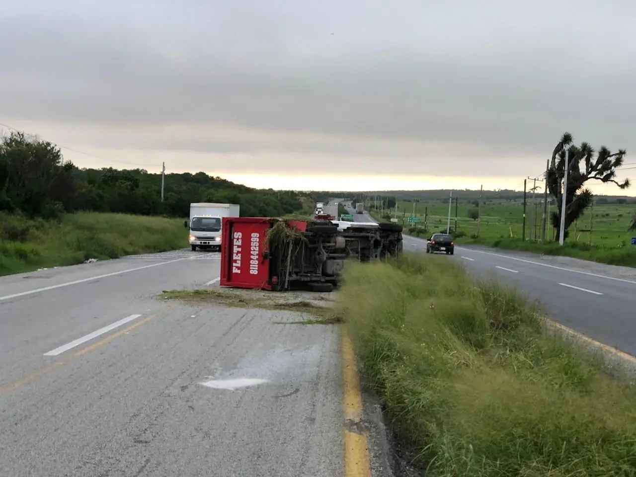 La volcadura se dio en el kilómetro 175 de la Carretera Nacional. Foto: Al Día N.L.