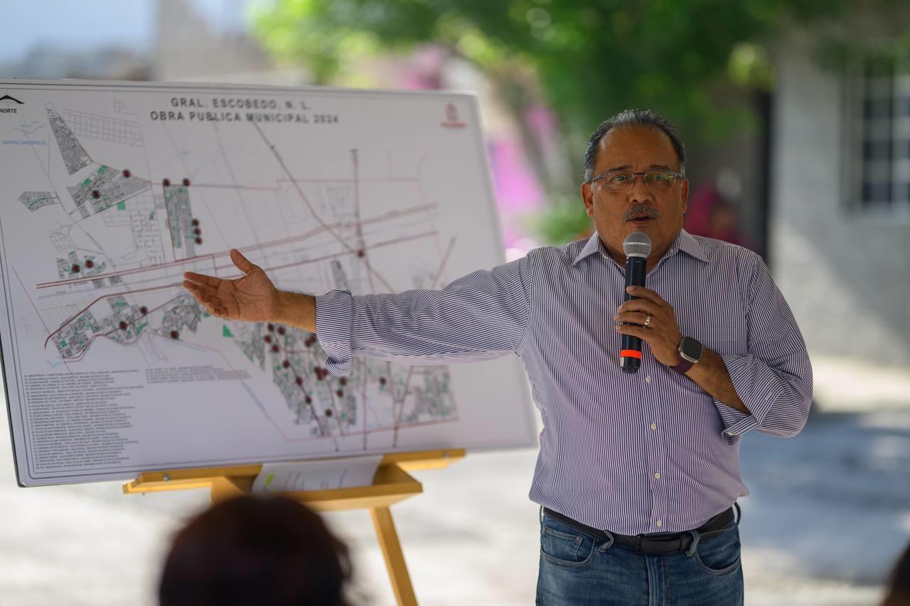 Andrés Mijes da inicio a la modernización de la calle Marcelo Villarreal en la colonia Jardines de Escobedo II. Foto. Gobierno de Escobedo