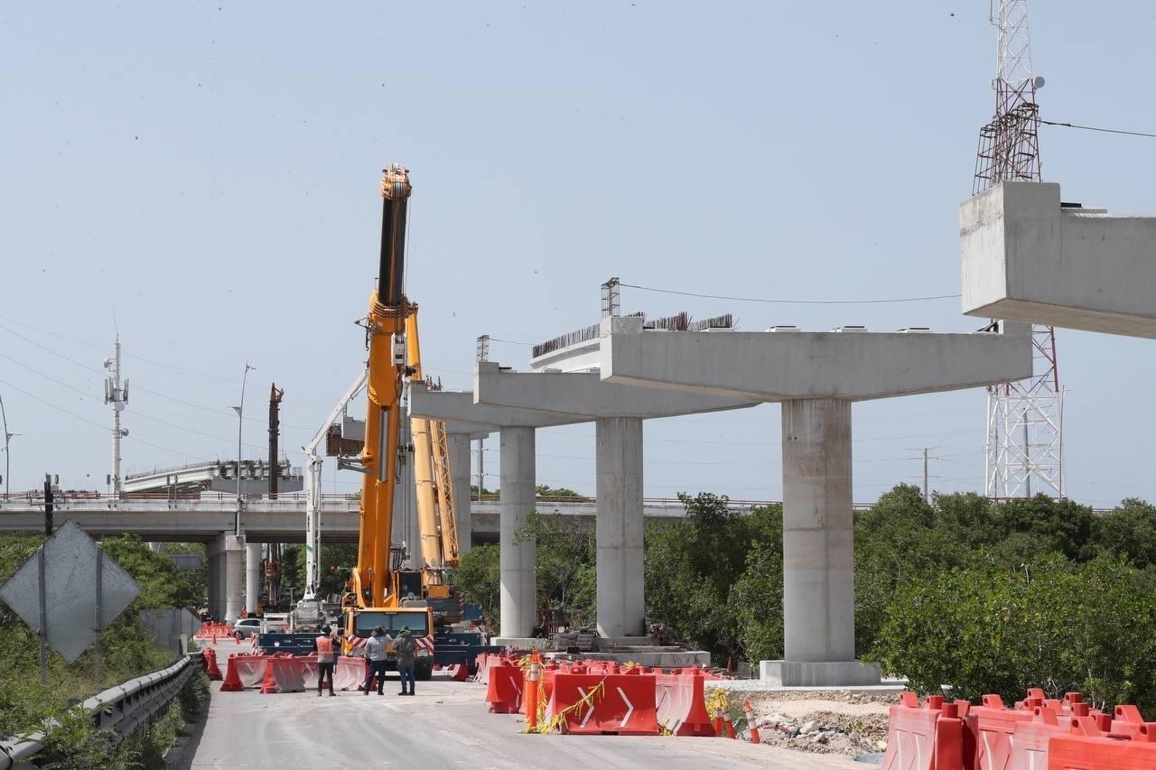 La construcción del Viaducto Elevado de Progreso sigue avanzando a buen ritmo y se informó sobre la colocación de las trabes del último tramo de la obra.- Foto del Gobierno del Estado