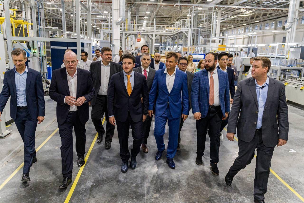 El gobernador Samuel García y su gabinete en un recorrido por la planta inaugurada en Salinas Victoria. Foto: Gobierno de Nuevo León.