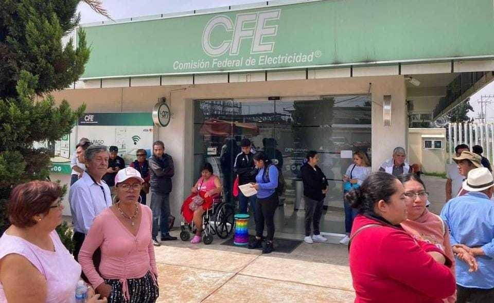 Vecinos de Cuautitlán protestan por fallas en el servicio de energía eléctrica. Foto: Cortesía