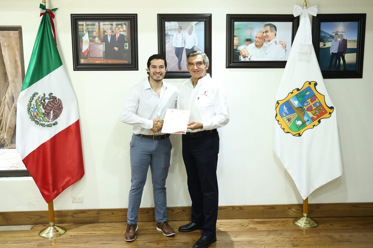 Entrega Américo Villarreal nombramiento a Gerardo Illoldi como secretario de Trabajo. Foto: gobierno de Tamaulipas