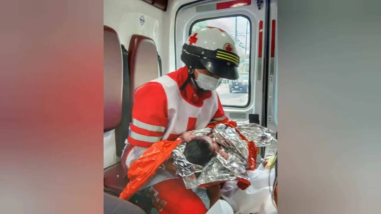 La madre y su bebé se reportaron en buen estado de salud. Foto: Cruz Roja de Metepec