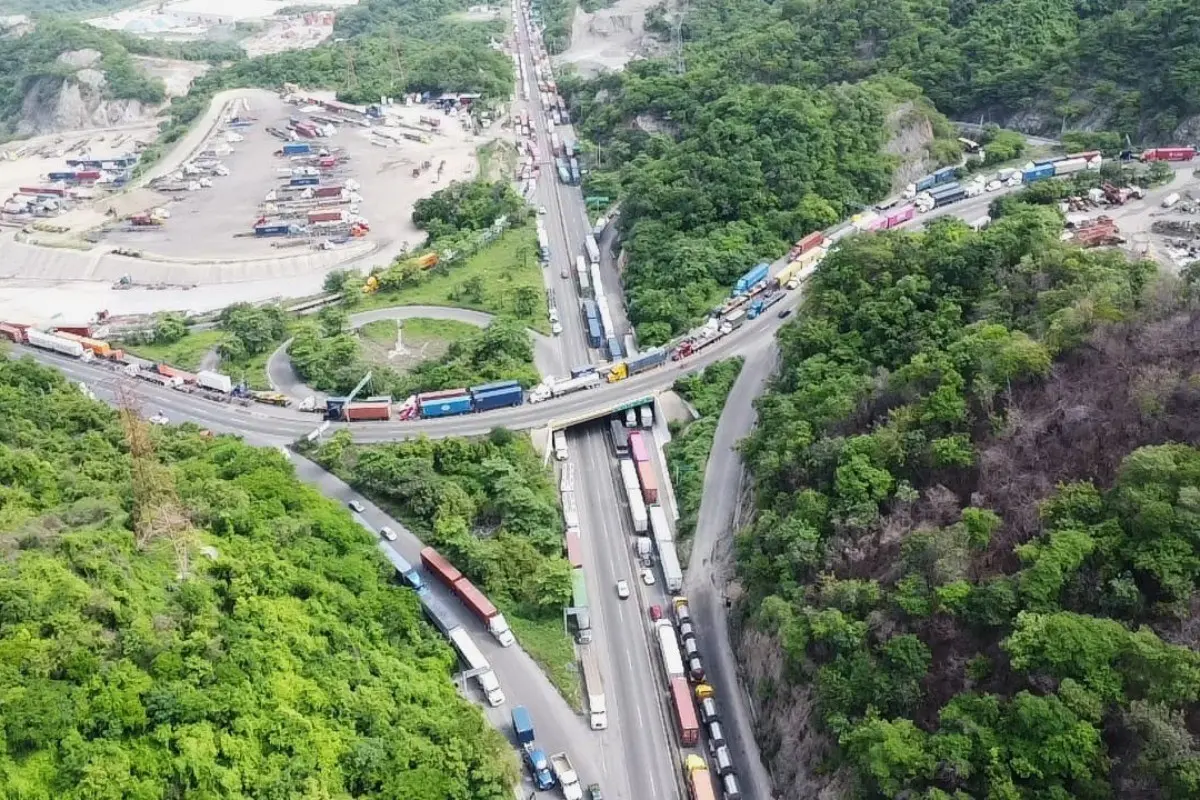 Las vialidades del puerto quedaron completamente detenidas Foto: X(Twittter) @Hisoymario