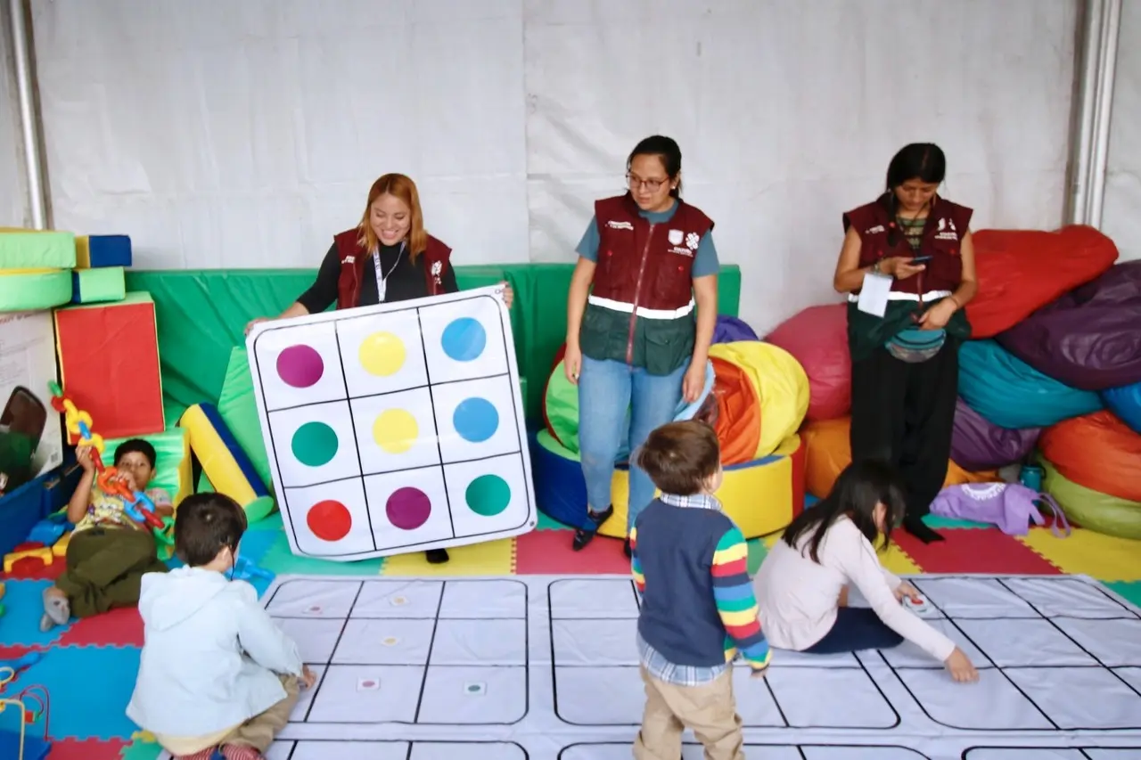 Personal del Gobierno con niños. Foto: Gobierno CDMX