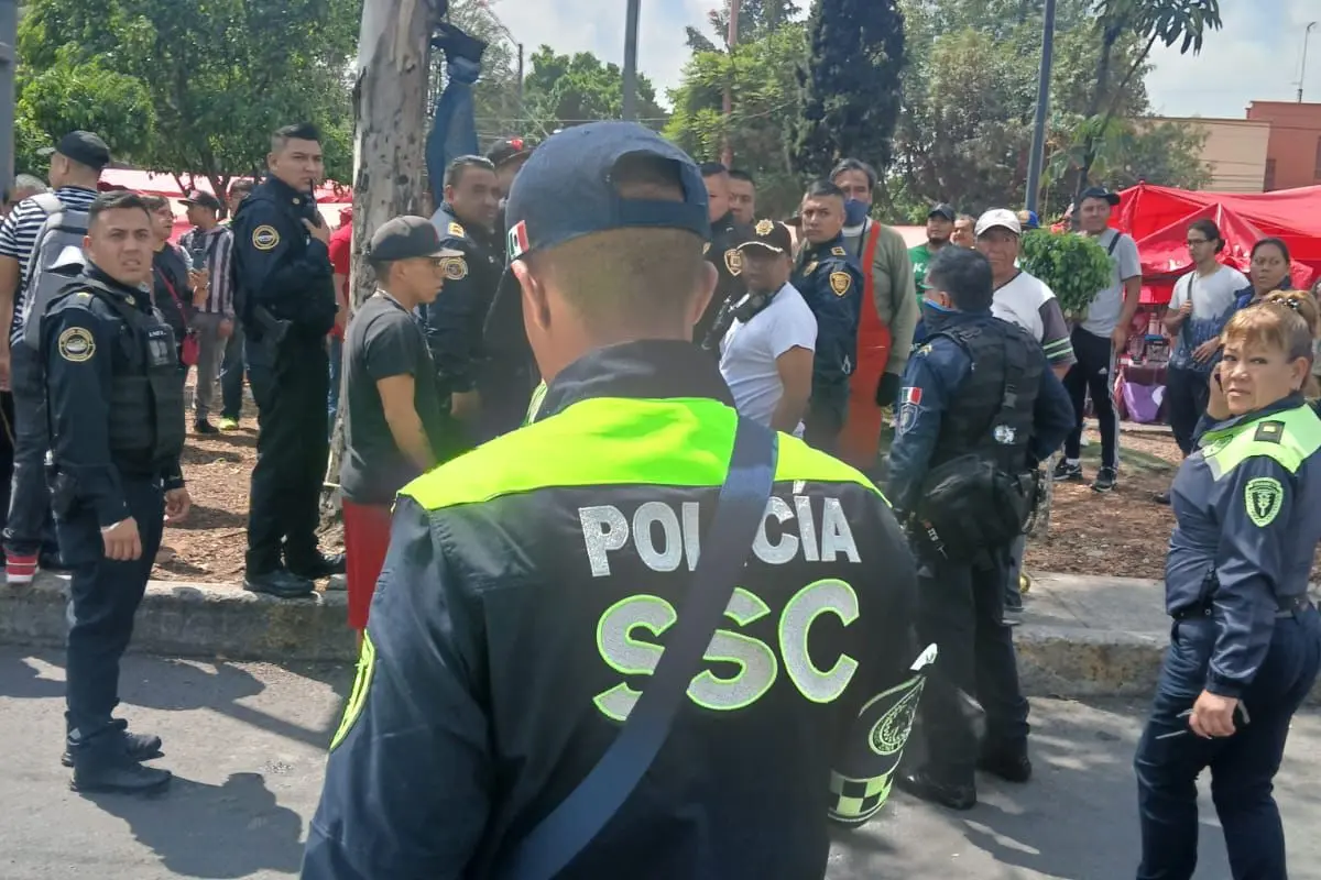 Elementos de la SSC llegaron tras el llamado de comerciantes. Foto: Ramón Ramírez