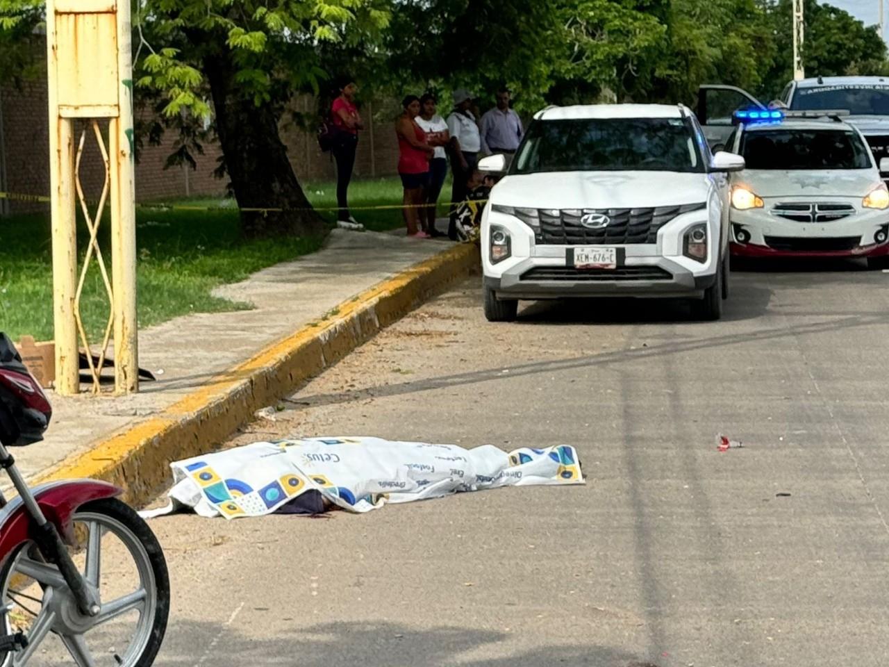 Trágica mañana se registró en la Avenida Tamaulipas de Ciudad Madero, al registrarse un fuerte accidente de motocicleta en donde un joven repartidor de comida perdió la vida de manera instantánea. Foto: Axel Hassel