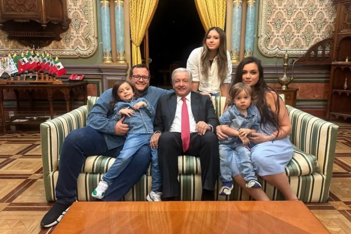 José Ramón López Beltrán junto a su padre y su familia Foto: X(Twitter) @_JRLB_