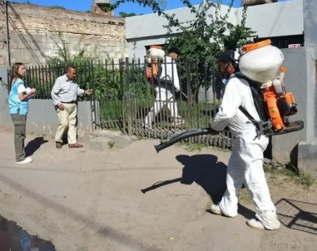 Personal de servicios públicos realizando limpieza en un domicilio de Oaxaca. Foto: Proceso.