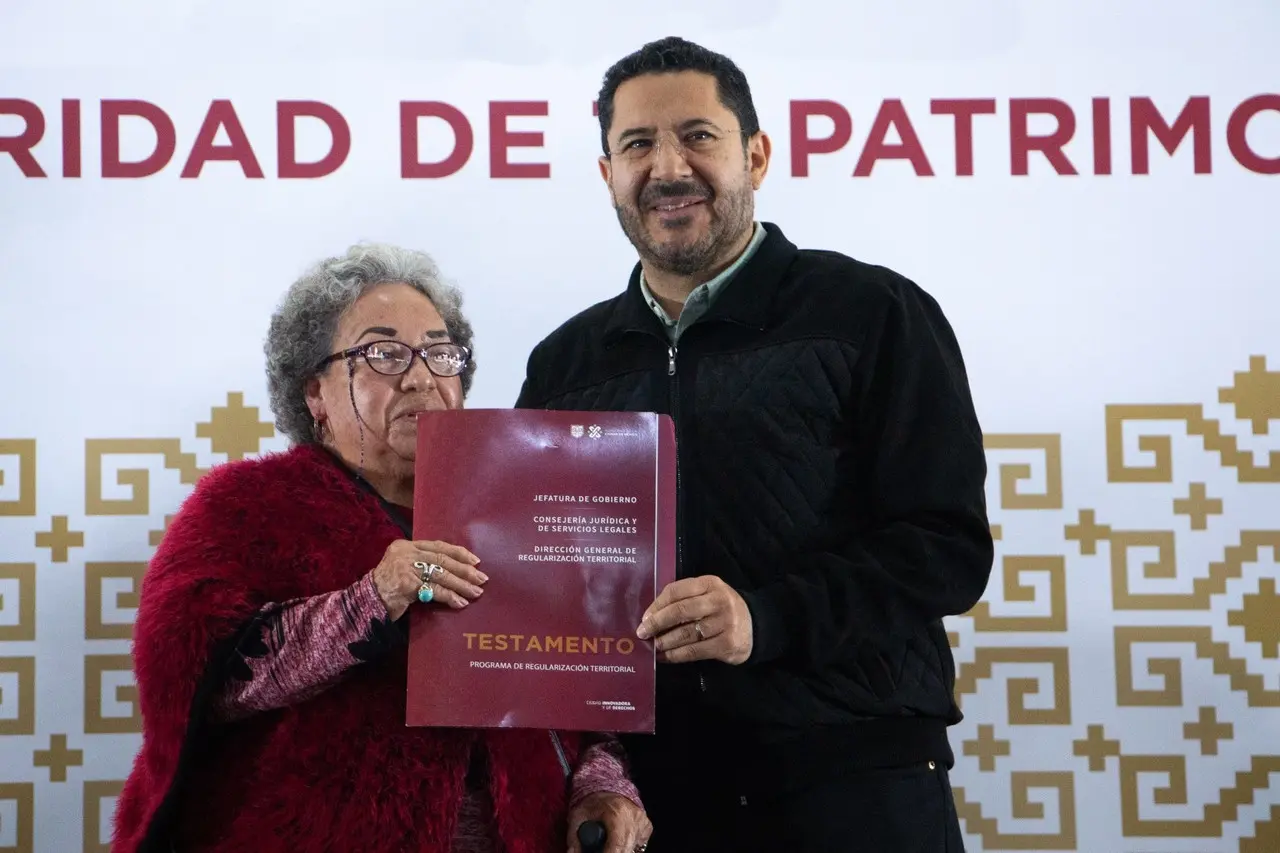 Persona de la tercera edad con Martí Batres en entrega de testamento. Foto: @martibatres