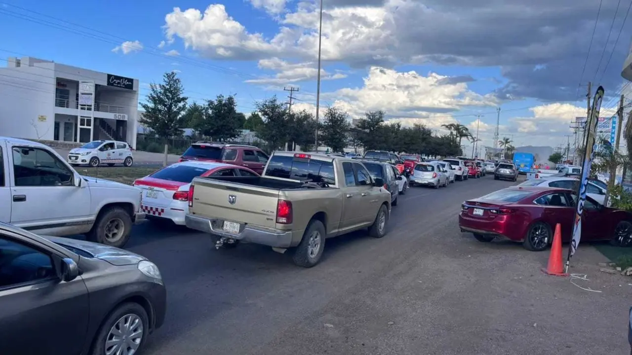 Las filas comienzan a la altura de Al Super Mezquital, continuando así por la carretera Durango-Mezquital hasta el recinto ferial. Foto: Alejandro Avila.