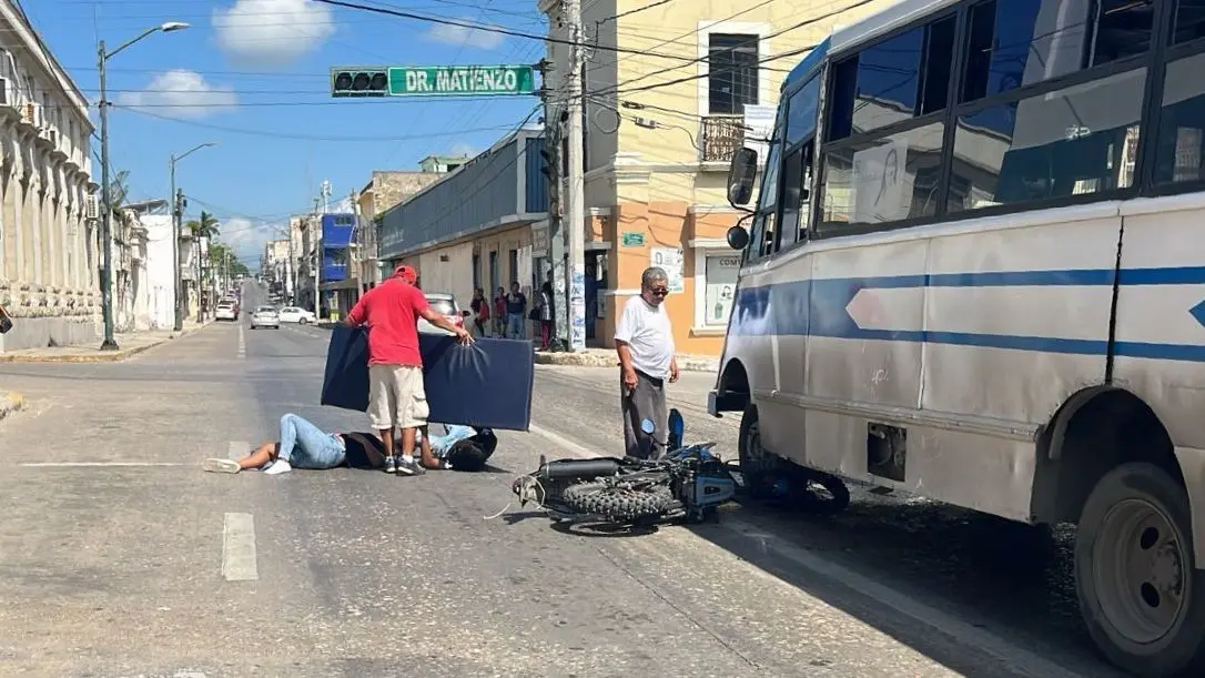 Se salva de morir aplastados pareja de motociclistas