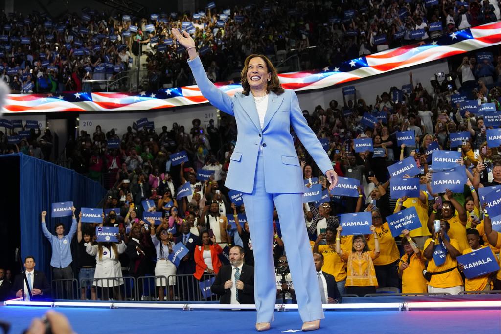 La vicepresidenta Kamala Harris saluda durante un mitin de campaña, el 30 de julio de 2024, en Atlanta. (Foto AP/John Bazemore, Archivo)