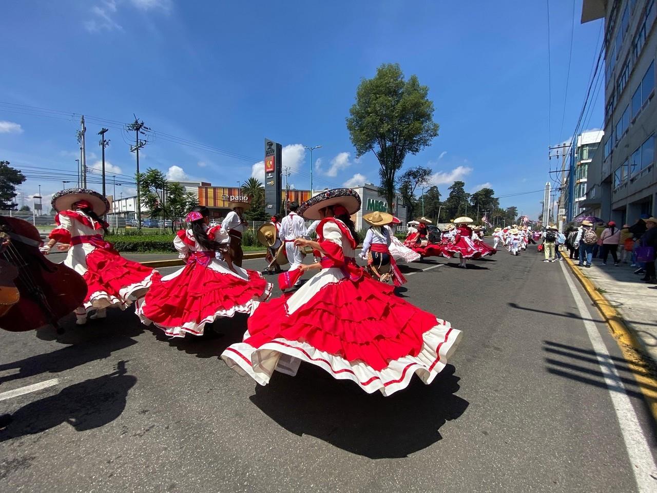 Las bailarinas y bailarines llenaron las calles de la capital mexiquense de color. Imagen: GEM