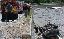 Cae vehículo en barranco en Paraje Los Altares de Iturbide