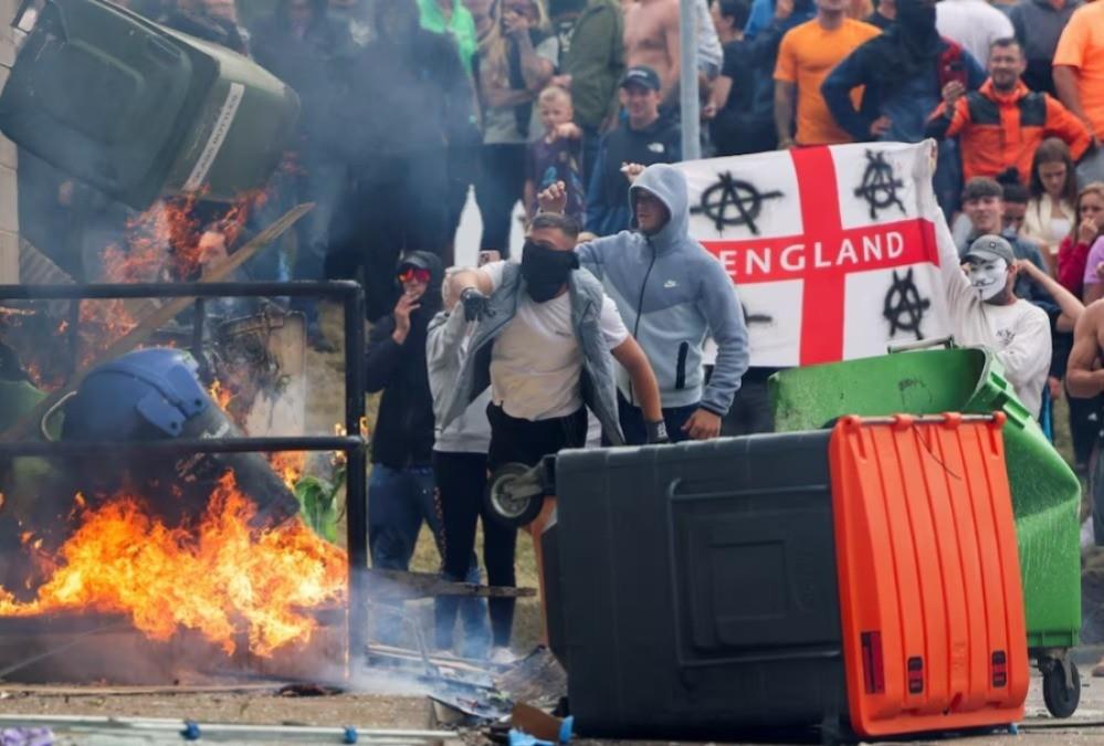 Protestas de ultraderecha en Reino Unido. Foto: EL PAÍS.