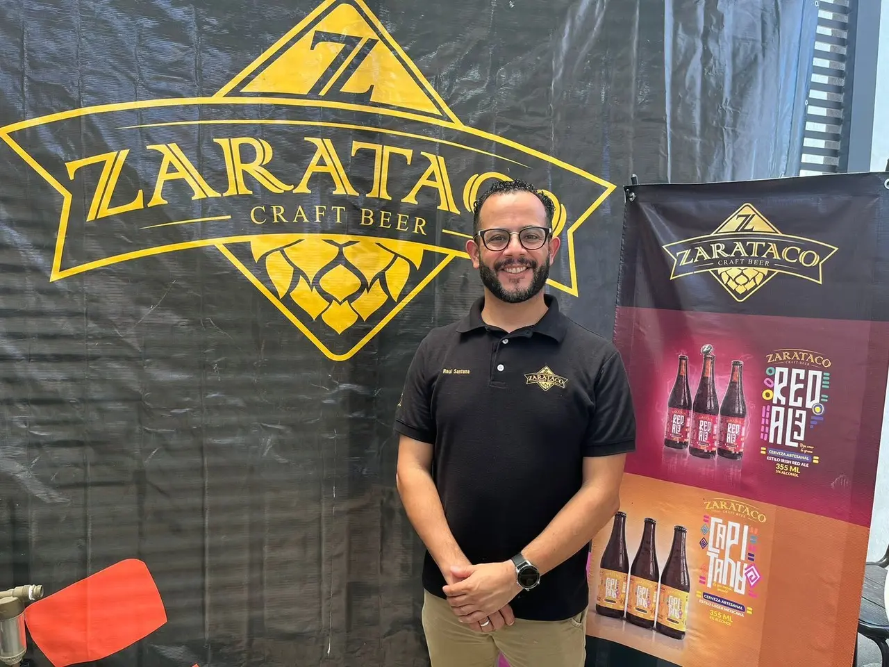 Raúl Santana presenta Zarataco Brewing. Foto. Azael Valdés