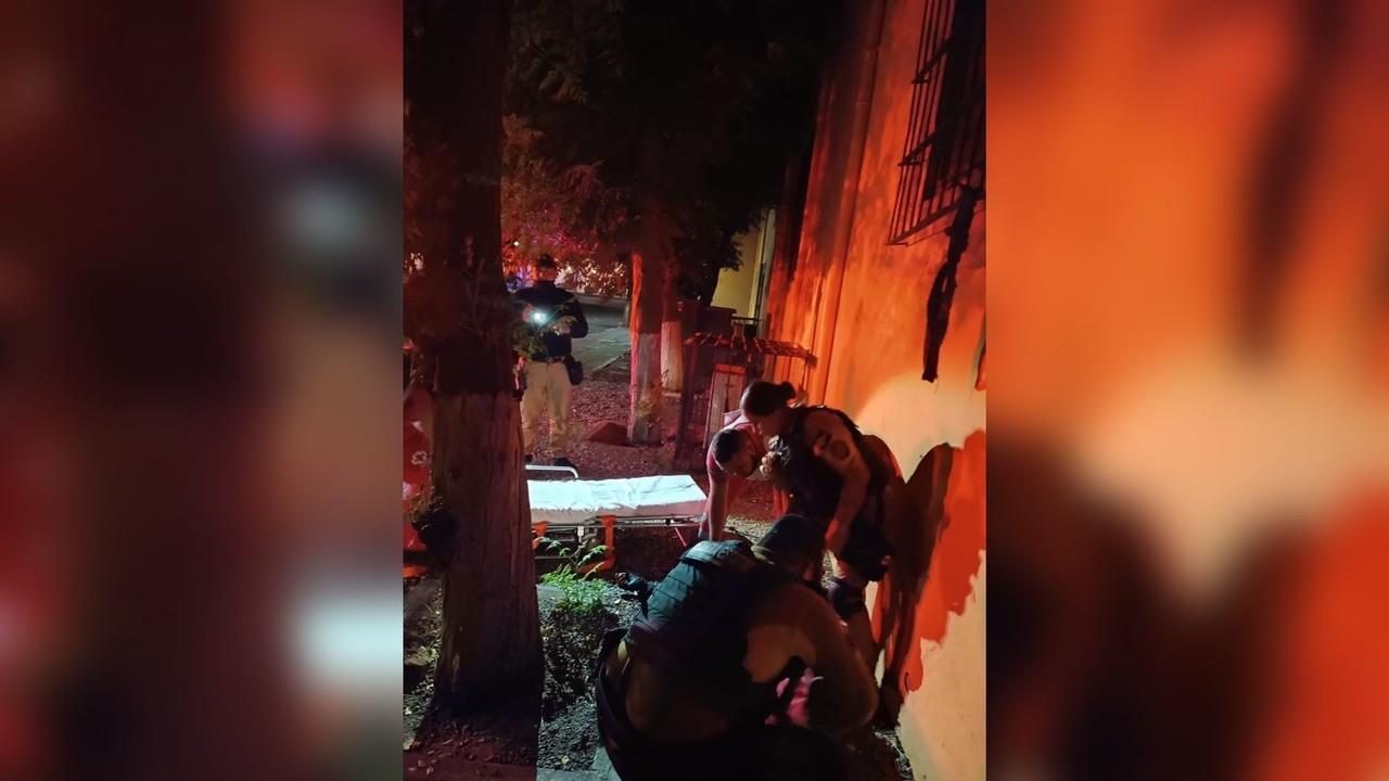 Un indigente trató de quitarse la vida, un compañero pidió ayuda para salvarlo. Foto: Especial.