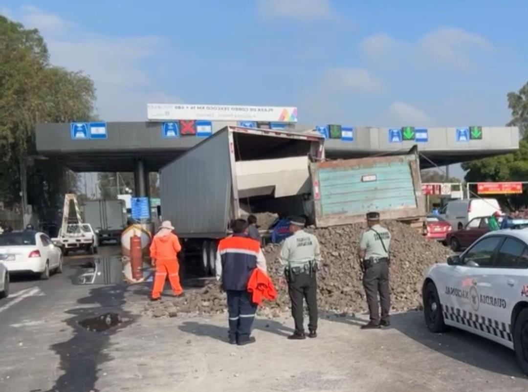 El accidente provocó el cierre de dos casetas de cobro. Imagen: Cortesía.