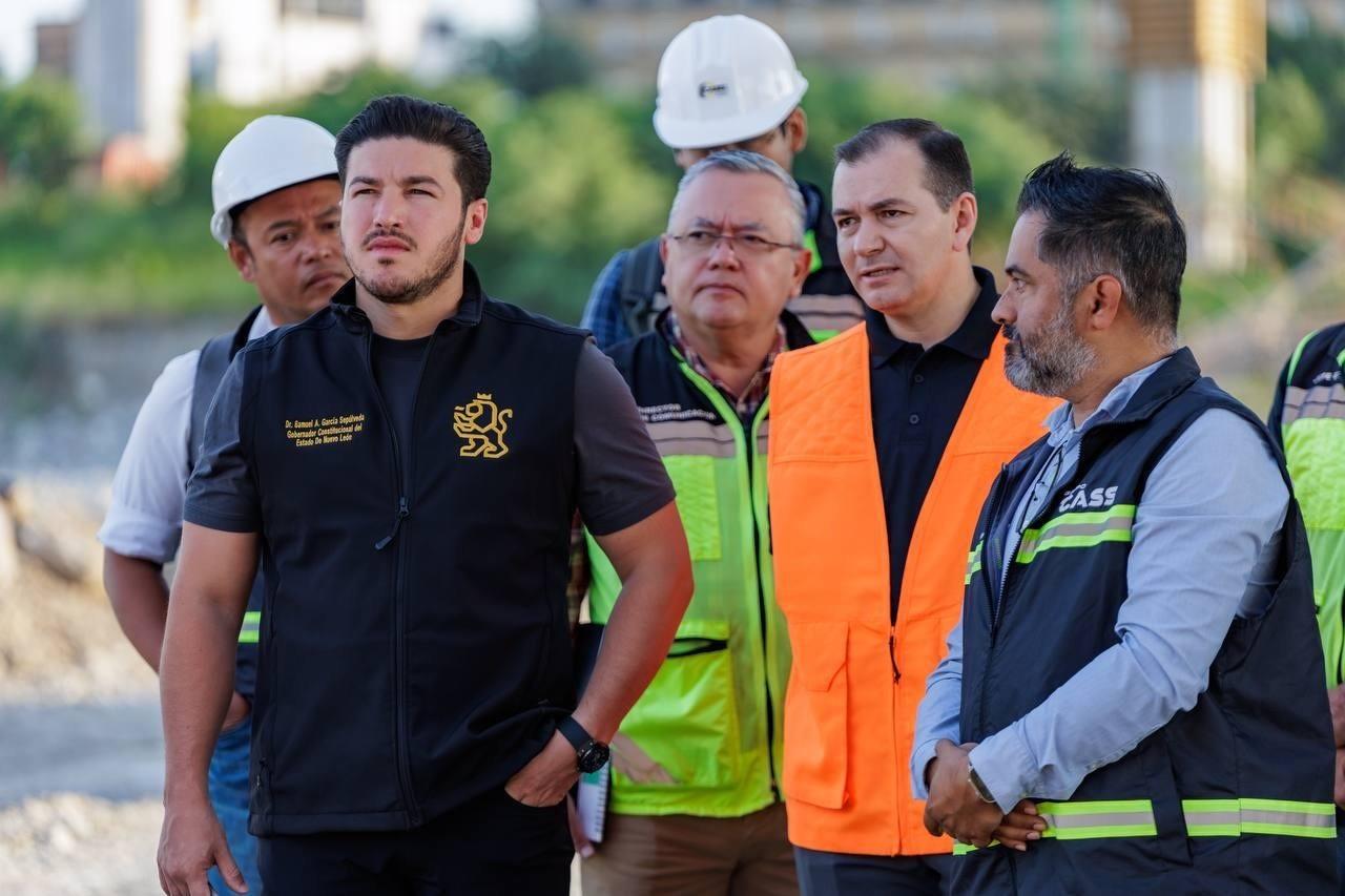 Samuel García, junto a las autoridades de Movilidad y Planeación Urbana supervisando las obras en la Par Vial de Morones-Constitución. Foto: Gobierno de Nuevo León.