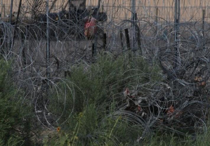 La barrera de alambre de puas ha sido una polemica para evitar que los migrantes entren a Estados Unidos. Foto: X @HondurasHoyHN