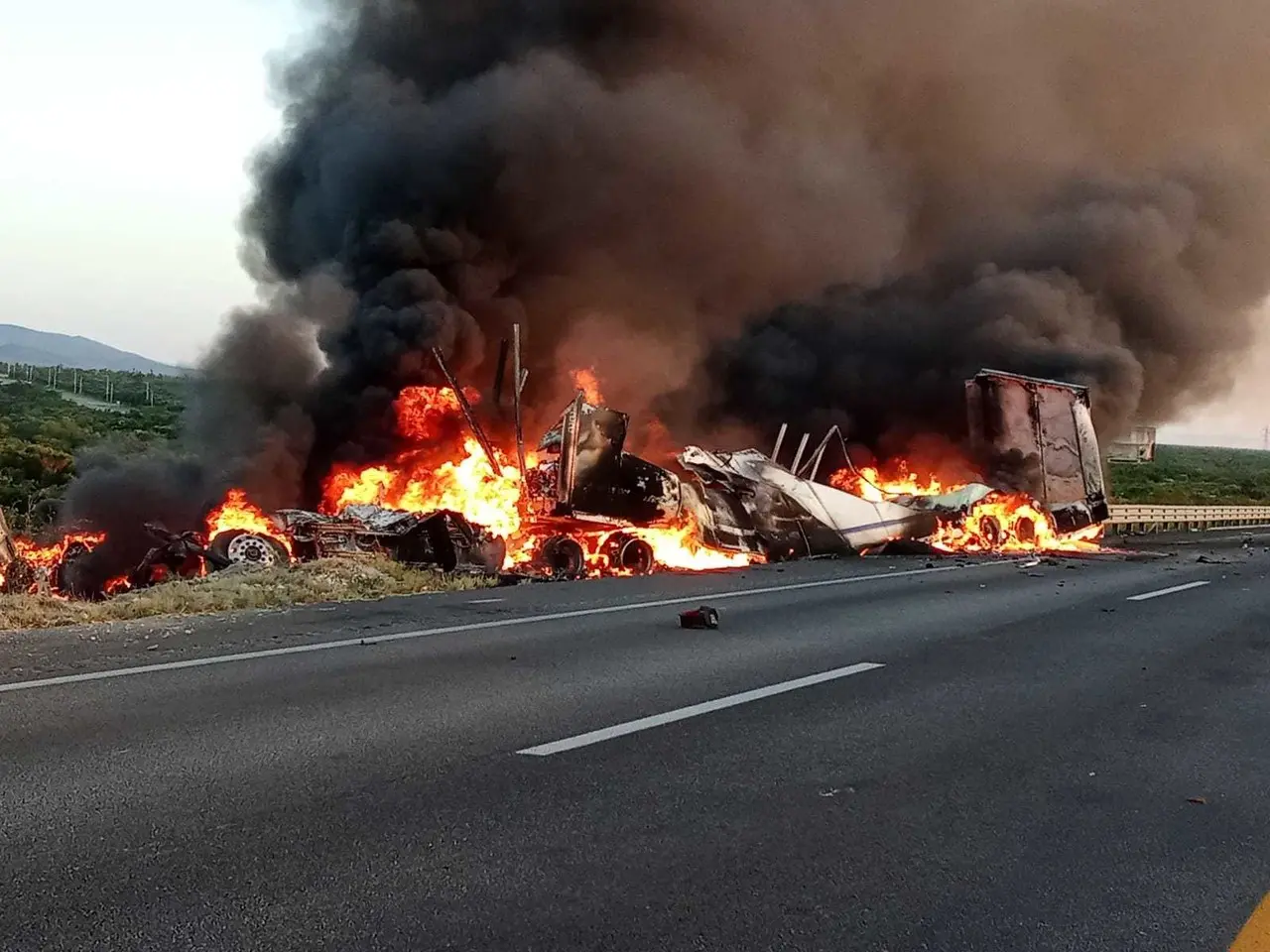 Las unidades de carga tras haber chocado en la carretera a Laredo. Foto: Raymundo Elizalde.