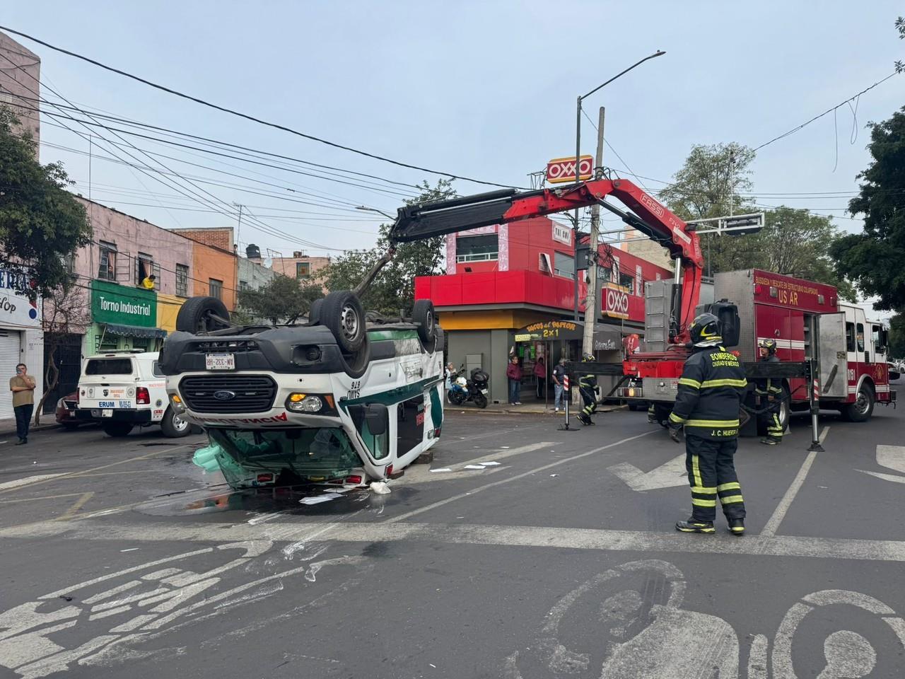 Ambulancia volcada. Foto: Ramón Ramírez