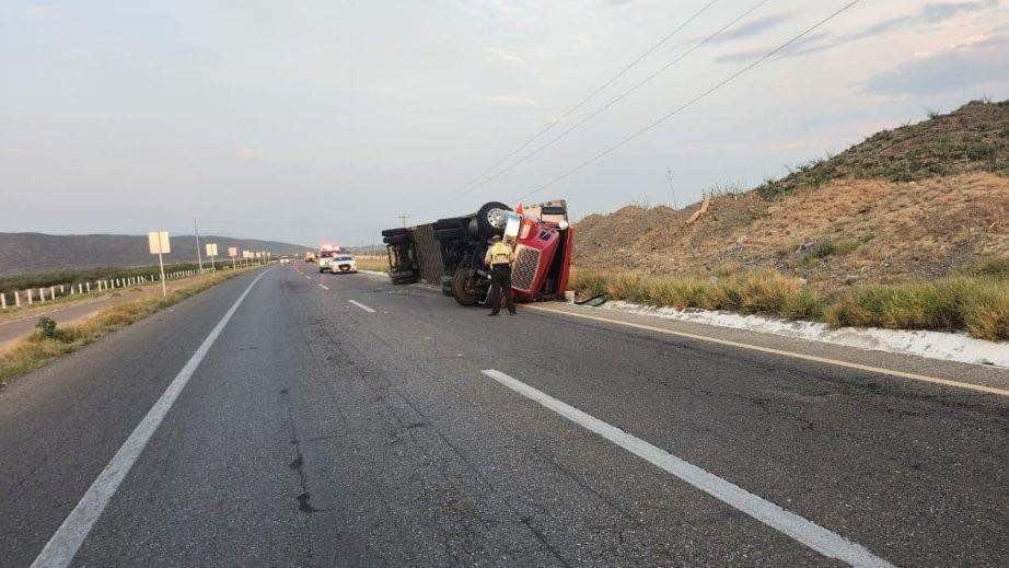 Se vuelca unidad pesada en carretera Saltillo-Torreón. Foto: Guardia Nacional