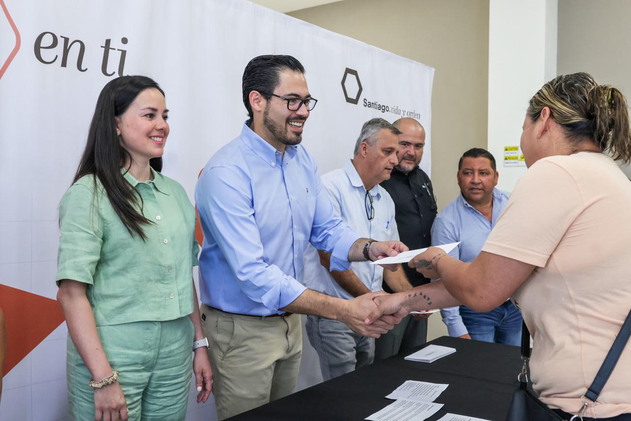 Entrega de becas educativas Creo en ti. Foto: Gobierno de Santiago