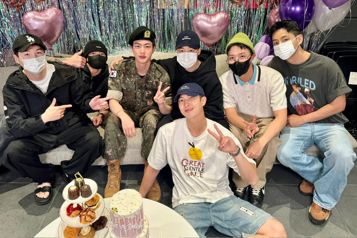 Integrantes de BTS celebran el regreso de Jin. Créditos: X @BTS_twt.